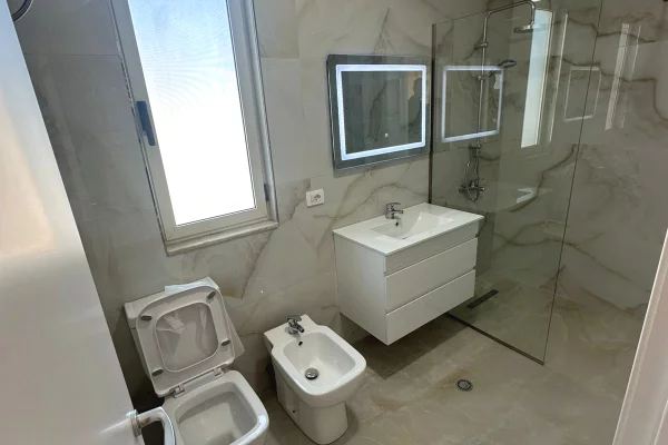 Shtepi ne shitje Apartament ne Durres, 2+1, Mobilimi Bosh, pa mobiluar, Pagesa 155,000  Euro.