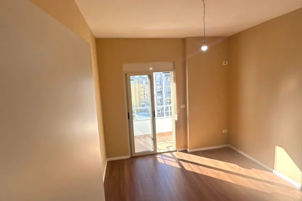 Shtepi ne shitje Apartament ne Durres, 2+1, Mobilimi Bosh, pa mobiluar, Pagesa 155,000  Euro.