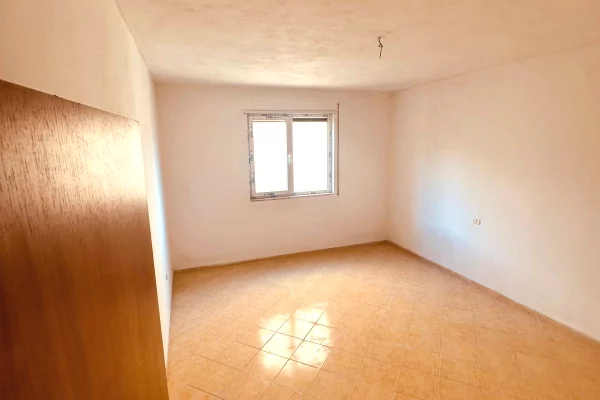 Shtepi ne shitje Apartament ne Durres, 2+1, Mobilimi Bosh, pa mobiluar, Pagesa 127,200  Euro.