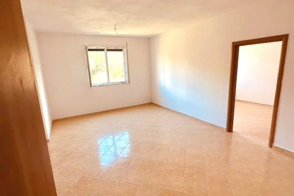 Shtepi ne shitje Apartament ne Durres, 2+1, Mobilimi Bosh, pa mobiluar, Pagesa 127,200  Euro.