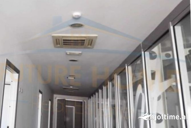 Ambiente Commerciale in Vendita 4+1 a Tirana - 2,900,000 Euro