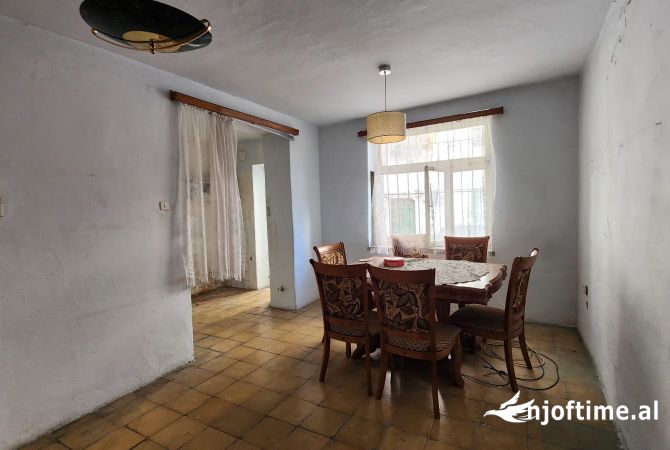 Shtepi ne shitje Apartament ne Tirane, 2+1, Mobilimi Bosh, pa mobiluar, Pagesa 149,000  Euro.