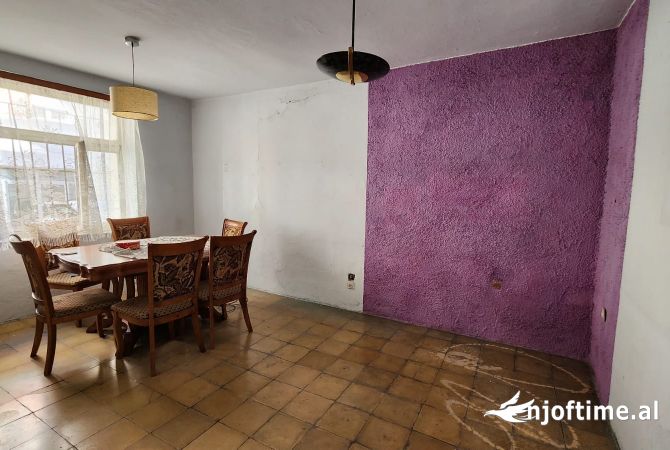 Apartament në Shitje - Mundësi e Përshtatshme për Biznes dhe Banesë pranë Shkollës Mihal Grameno