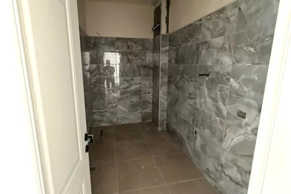 Shtepi ne shitje Apartament ne Durres, 2+1, Mobilimi Bosh, pa mobiluar, Pagesa 122,000  Euro.