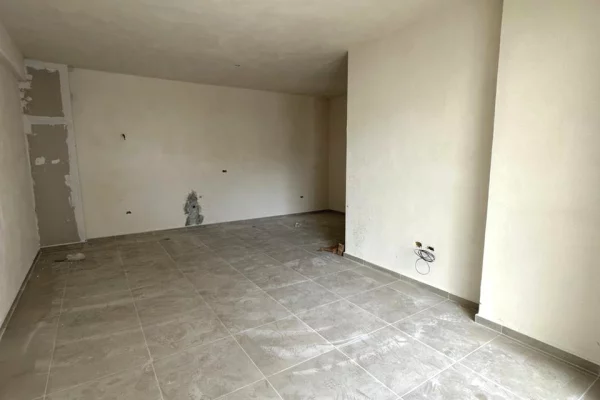 Shtepi ne shitje Apartament ne Durres, 2+1, Mobilimi Bosh, pa mobiluar, Pagesa 122,000  Euro.