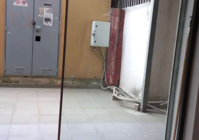 Jepet dyqan me qera ne myslim shyr 27 m2  cmim 250 euro