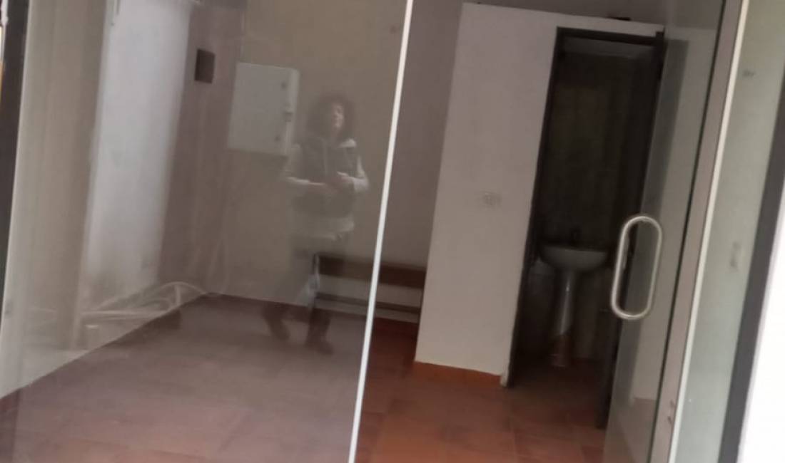 Jepet dyqan me qera ne myslim shyr 27 m2  cmim 250 euro