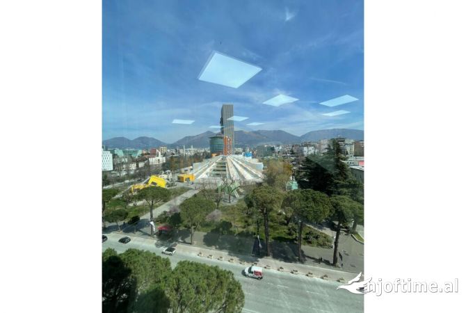 Ambiente Commerciale in Affitto 3+1 a Tirana - 1,725 Euro