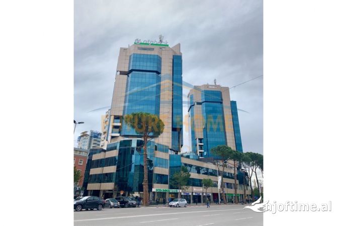 Ambiente Commerciale in Affitto 3+1 a Tirana - 1,725 Euro