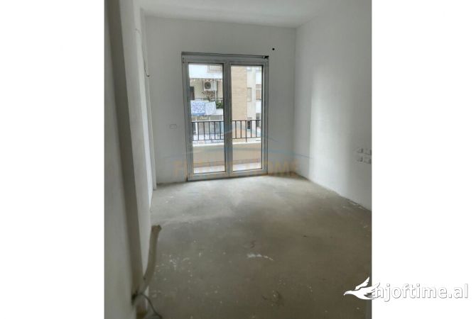 Shtepi ne shitje Apartament ne Tirane, 2+1, Mobilimi Bosh, pa mobiluar, Pagesa 300,000  Euro.