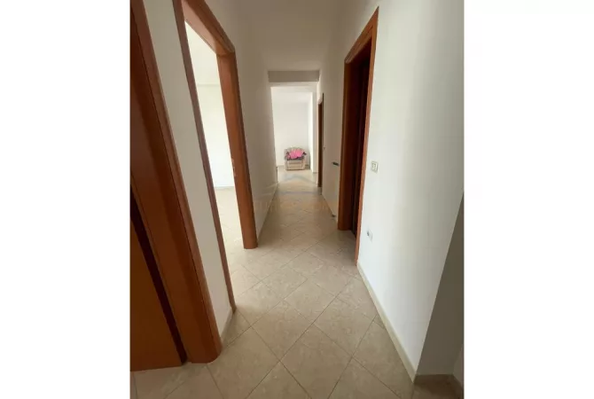 Shtepi ne shitje Apartament ne Tirane, 3+1, Mobilimi Bosh, pa mobiluar, Pagesa 235,000  Euro.