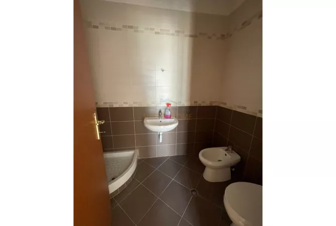 Shtepi ne shitje Apartament ne Tirane, 3+1, Mobilimi Bosh, pa mobiluar, Pagesa 235,000  Euro.