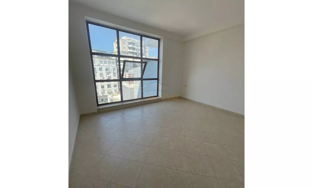 Shtepi ne shitje Apartament ne Tirane, 3+1, Mobilimi Bosh, pa mobiluar, Pagesa 235,000  Euro.