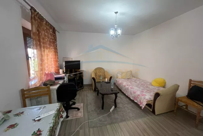 Shtepi ne shitje Apartament ne Tirane, 1+1, Mobilimi Bosh, pa mobiluar, Pagesa 85,000  Euro.