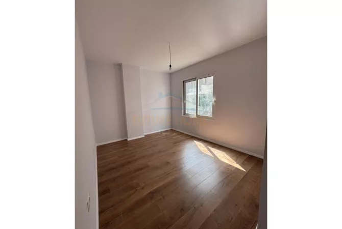 Shitet, Apartament 2+1+2, Fresku, Tiranë