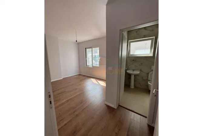 Shtepi ne shitje Apartament ne Tirane, 2+1, Mobilimi Bosh, pa mobiluar, Pagesa 135,000  Euro.