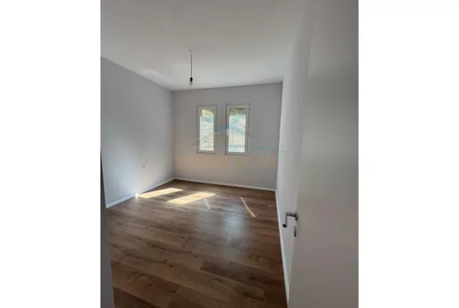 Shtepi ne shitje Apartament ne Tirane, 2+1, Mobilimi Bosh, pa mobiluar, Pagesa 135,000  Euro.