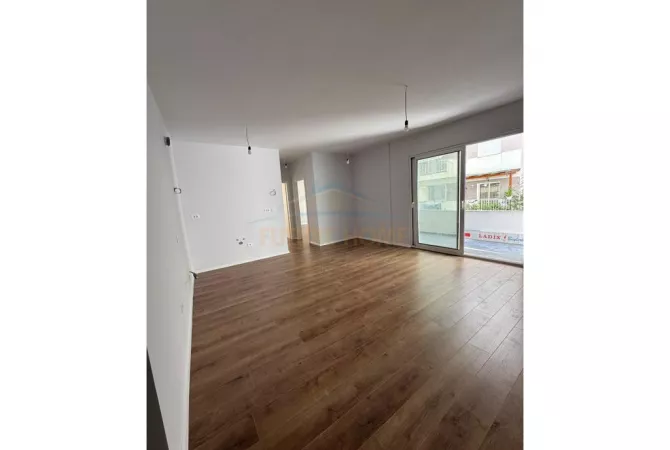 Shtepi ne shitje Apartament ne Tirane, 2+1, Mobilimi Bosh, pa mobiluar, Pagesa 135,000  Euro.
