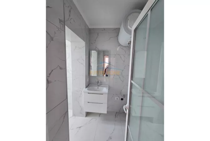 Shtepi ne shitje Apartament ne Tirane, 2+1, Mobilimi Bosh, pa mobiluar, Pagesa 125,000  Euro.