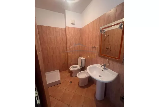 Shtepi ne shitje Apartament ne Tirane, 3+1, Mobilimi Bosh, pa mobiluar, Pagesa 160,000  Euro.