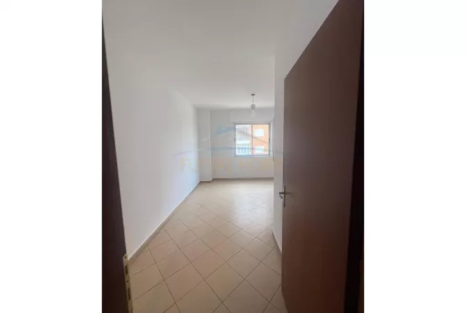 Shtepi ne shitje Apartament ne Tirane, 3+1, Mobilimi Bosh, pa mobiluar, Pagesa 160,000  Euro.