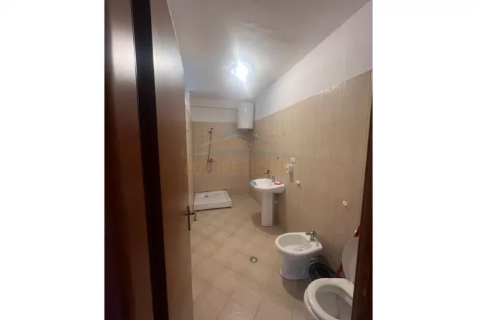Shtepi ne shitje Apartament ne Tirane, 3+1, Mobilimi Bosh, pa mobiluar, Pagesa 160,000  Euro.