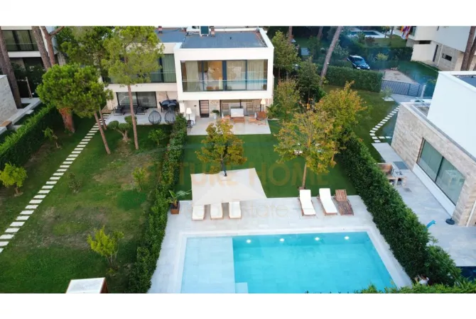 Shitet, Vilë Dyshe, Kompleksi "San Pietro", Gjiri i Lalëzit