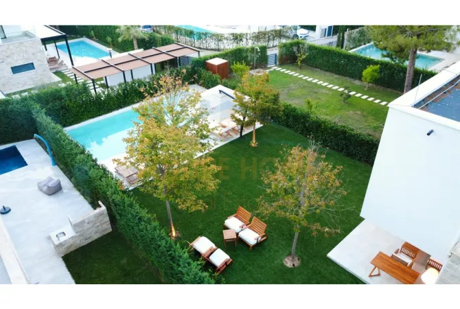 Shtepi ne shitje Vila Luksoze ne Durres, 5+1, Mobilimi E mobiluar, Pagesa 835,000  Euro.