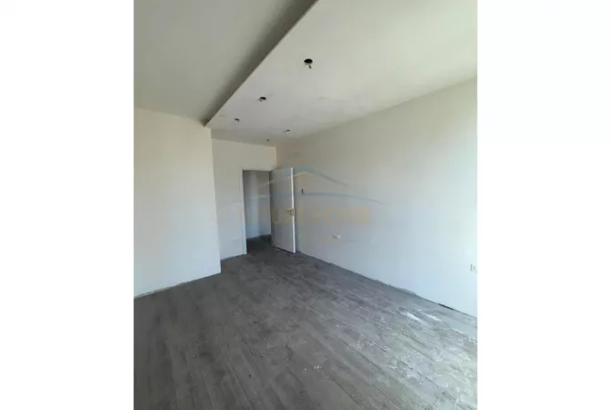 Shtepi ne shitje Apartament ne Tirane, 1+1, Mobilimi Bosh, pa mobiluar, Pagesa 133,000  Euro.