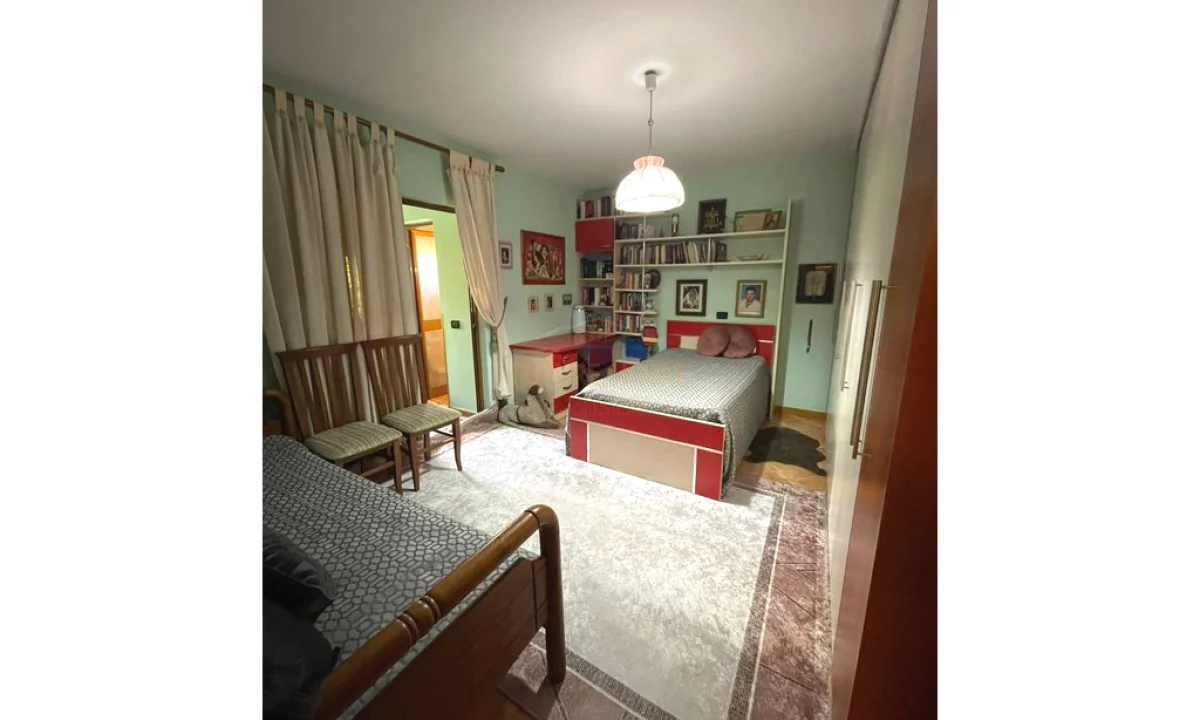 Shtepi ne shitje Apartament ne Tirane, 3+1, Mobilimi Pjeserisht e mobiluar, Pagesa 220,000  Euro.