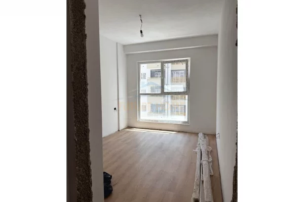 Qira, Ambient , Kompleksi Aura, Tiranë