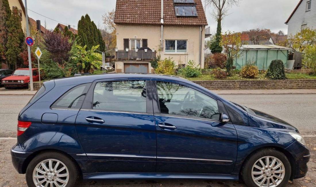  Jepet me qera Mercedez Benz B class duke filluar nga 35 euro dita 