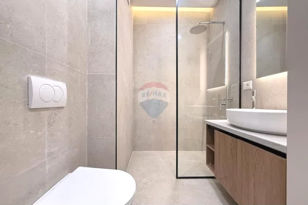 Shtepi ne shitje Apartament ne Tirane, 2+1, Mobilimi E mobiluar, Pagesa 242,000  Euro.