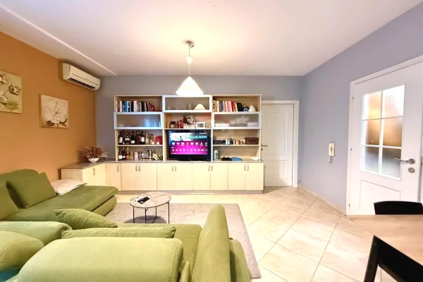 Shtepi ne shitje Apartament ne Tirane, 1+1, Mobilimi E mobiluar, Pagesa 165,000  Euro.