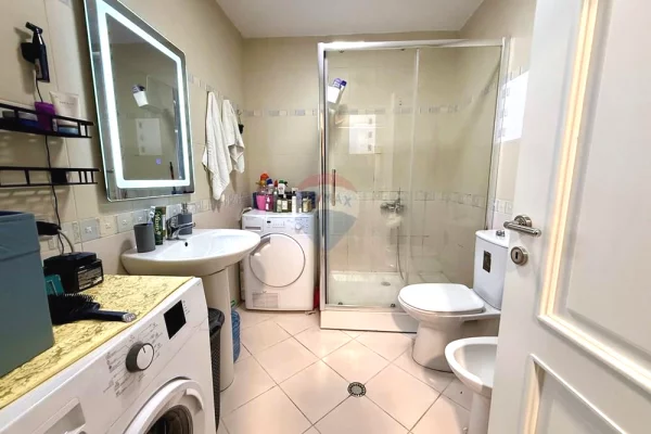 Shtepi ne shitje Apartament ne Tirane, 1+1, Mobilimi E mobiluar, Pagesa 165,000  Euro.