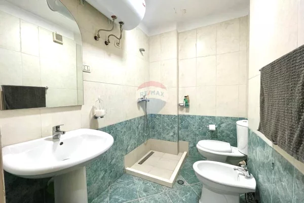 Shtepi ne shitje Apartament ne Tirane, 2+1, Mobilimi E mobiluar, Pagesa 300,000  Euro.