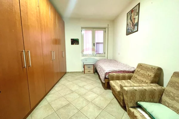 Shtepi ne shitje Apartament ne Tirane, 2+1, Mobilimi E mobiluar, Pagesa 300,000  Euro.