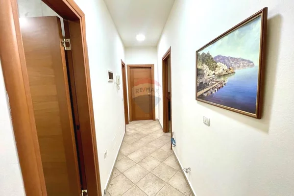 Shtepi ne shitje Apartament ne Tirane, 2+1, Mobilimi E mobiluar, Pagesa 300,000  Euro.
