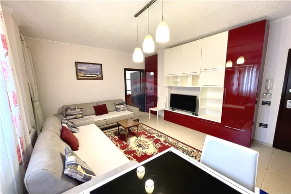 Apartament 1+1 totalisht i mobiluar, me verande ne rrugen Eduard Mano per 55,000 leke/muaj!