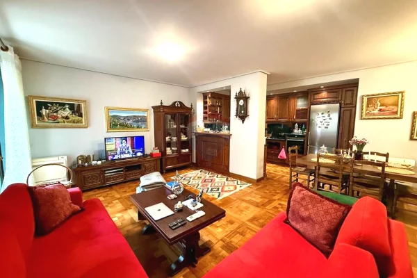 Apartament 2+1 totalisht i mobiluar ne zemer te Bllokut!