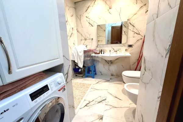 Shtepi ne shitje Apartament ne Tirane, 2+1, Mobilimi E mobiluar, Pagesa 550,000  Euro.