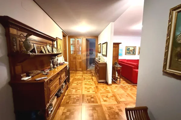 Shtepi ne shitje Apartament ne Tirane, 2+1, Mobilimi E mobiluar, Pagesa 550,000  Euro.