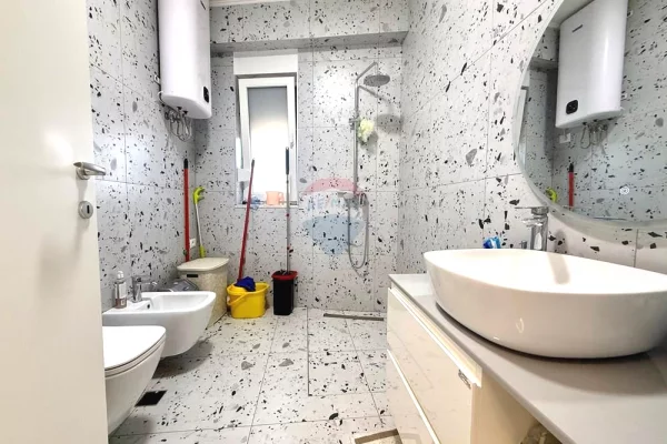 Shtepi ne shitje Apartament ne Tirane, 2+1, Mobilimi E mobiluar, Pagesa 349,000  Euro.