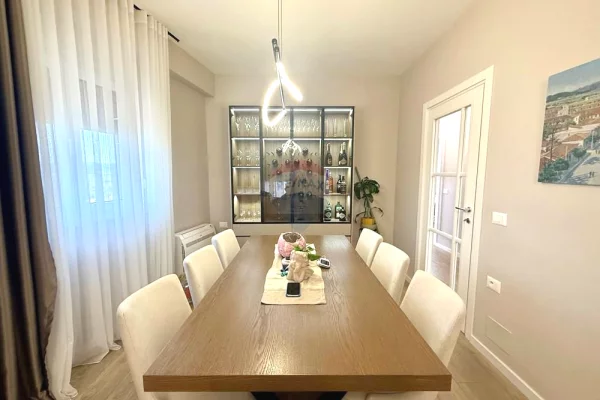 Shtepi ne shitje Apartament ne Tirane, 2+1, Mobilimi E mobiluar, Pagesa 349,000  Euro.
