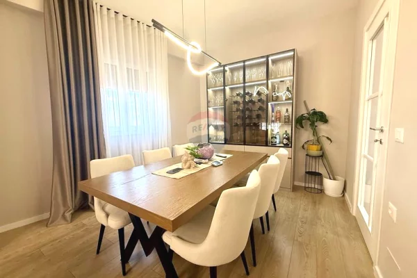 Shtepi ne shitje Apartament ne Tirane, 2+1, Mobilimi E mobiluar, Pagesa 349,000  Euro.