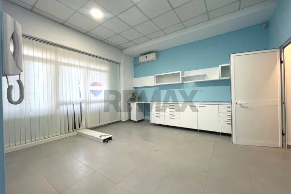 Ambiente Commerciale in Affitto 3+1 a Tirana - 90,000 Leke
