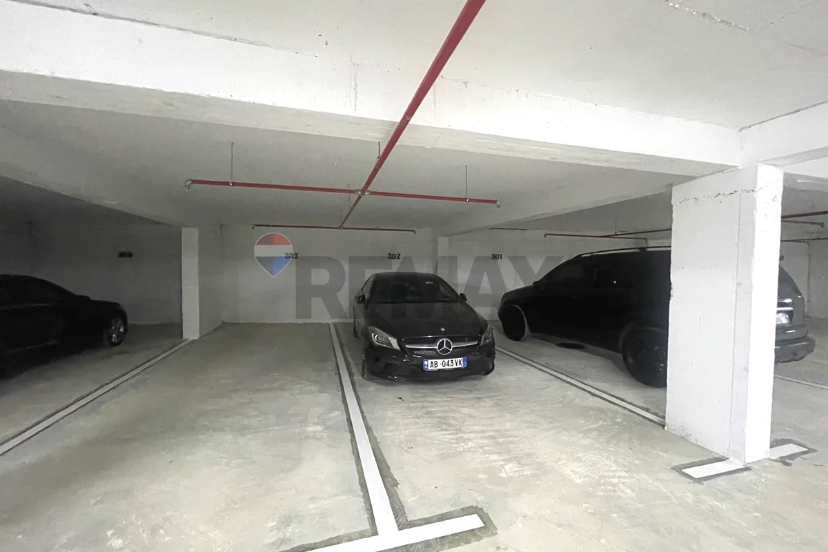 Post parkimi ne shitje tek rezidenca E88, buze rruges Dritan Hoxha!