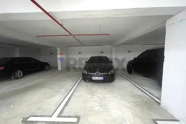 Post parkimi ne shitje tek rezidenca E88, buze rruges Dritan Hoxha!