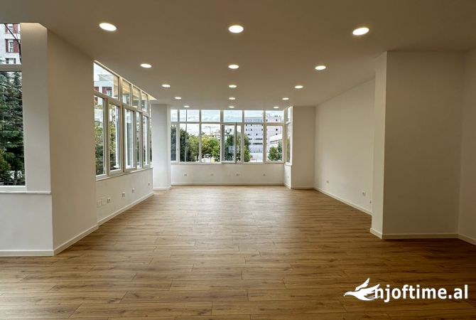 Ambiente Commerciale in Affitto 3+1 a Tirana - 500 Euro