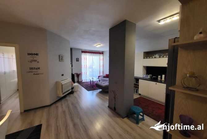 Shtepi ne shitje Apartament ne Tirane, 2+1, Mobilimi E mobiluar, Pagesa 140,000  Euro.